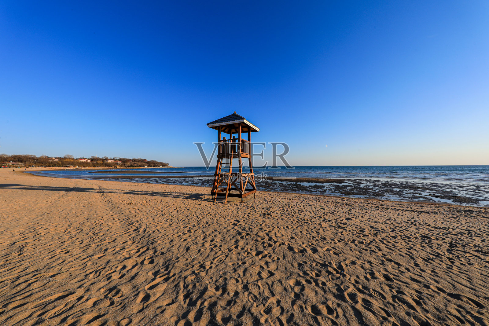 瞭望塔在中国北方的海滩上照片摄影图片