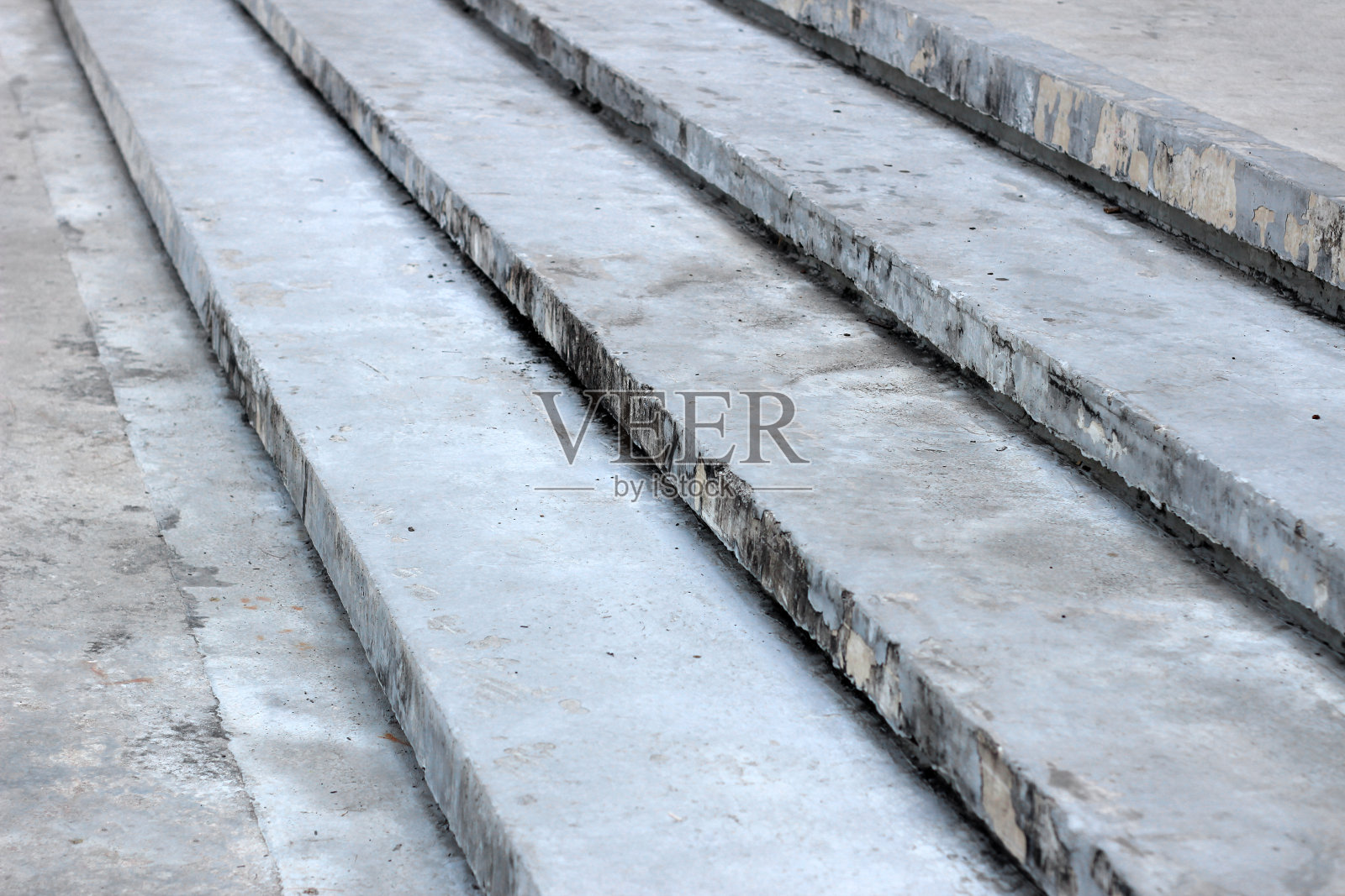 旧的灰色混凝土水泥楼梯照片摄影图片