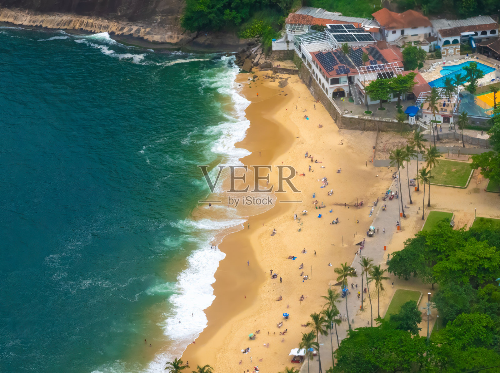 俯瞰小维尔梅尔哈海滩,就在巴西里约热内卢标志性的甜面包山脚下照片摄影图片