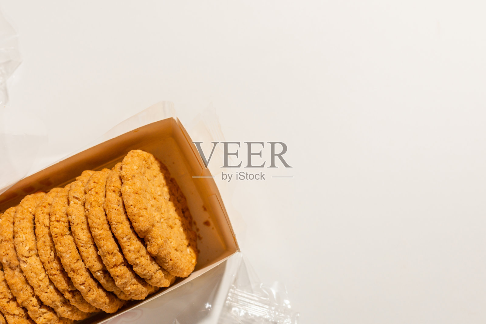 饼干,饼干包在白色的背景。一包饼干,用透明塑料包装。工作室拍摄,俯视图。副本的空间。照片摄影图片