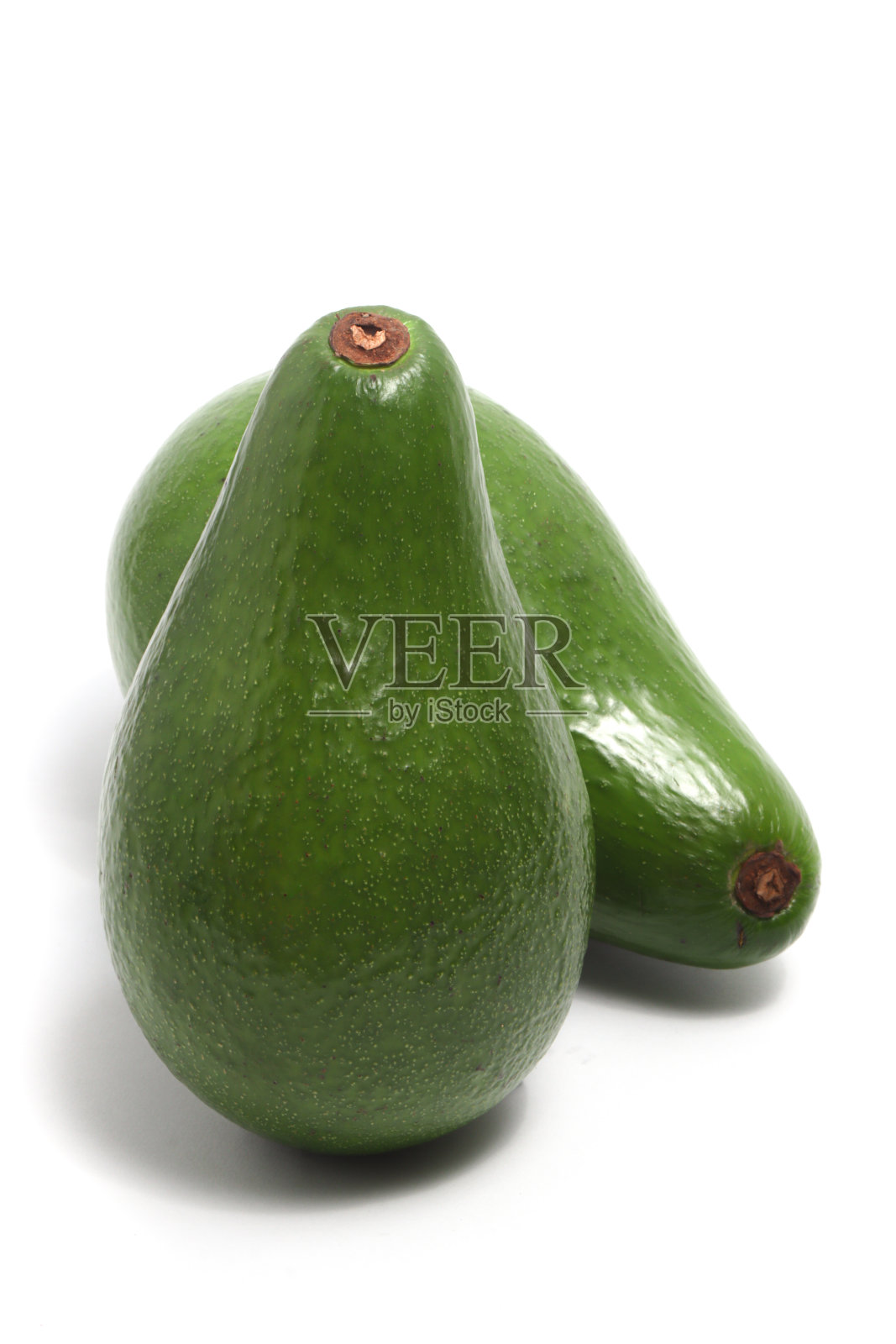 两个完整的新鲜有机鳄梨美味水果侧面视图隔离在白色背景剪辑路径照片摄影图片
