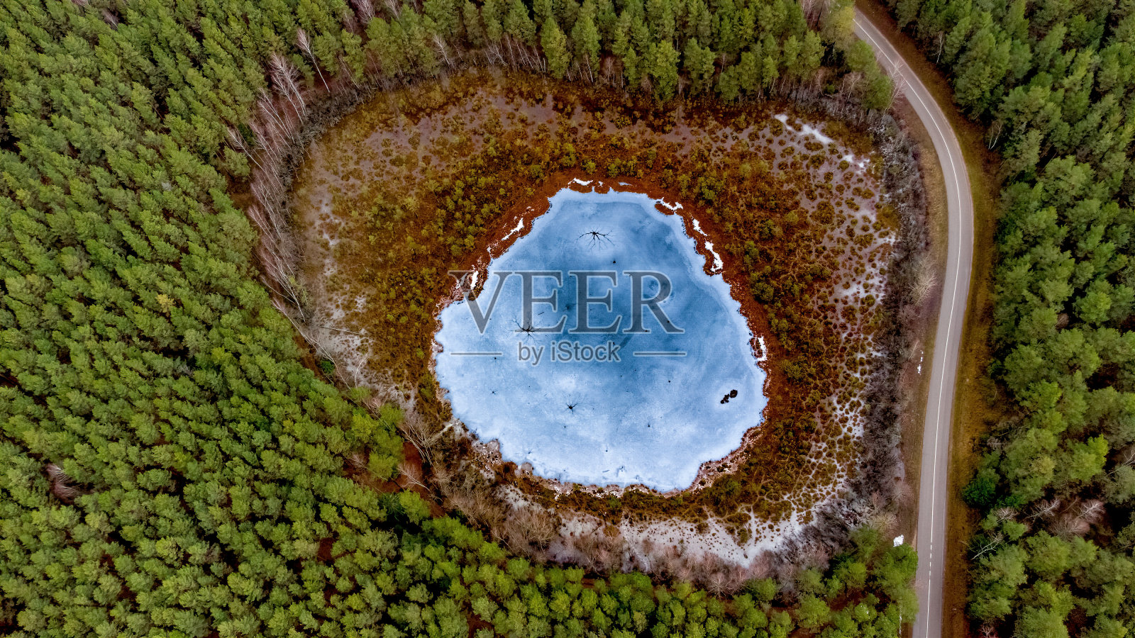 鸟瞰立陶宛森林中的湖泊,冬天,野生的自然。湖的名字“eserini”,瓦莱纳地区,欧洲。照片摄影图片