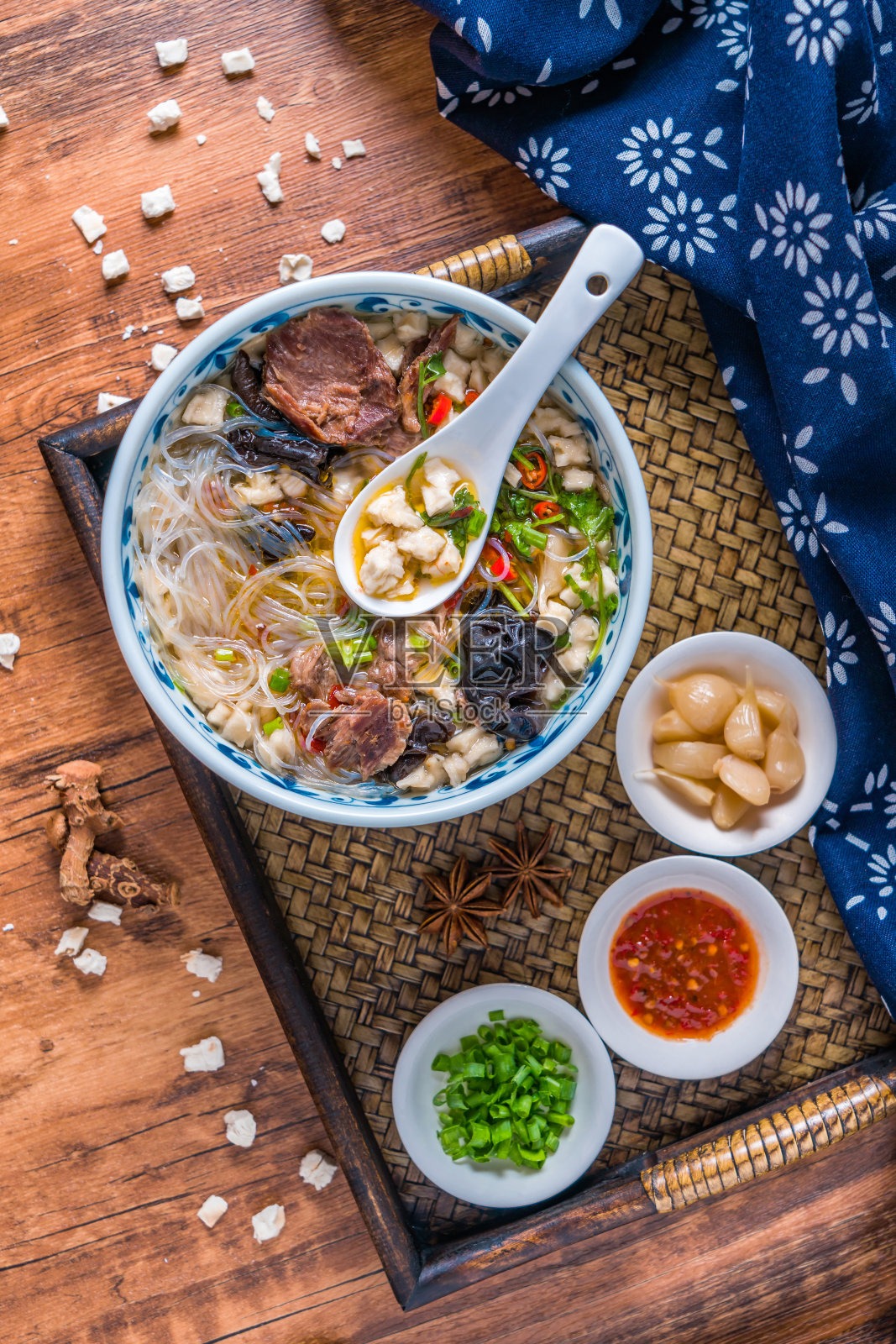 从俯视的角度拍摄一碗中国陕西西安的美味羊肉汤照片摄影图片