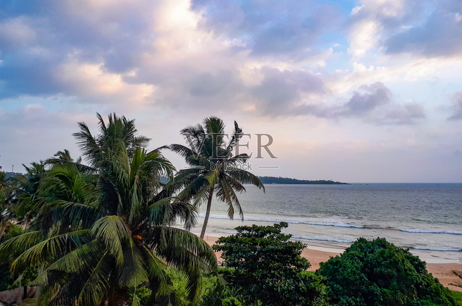 宁静的海滩景色,完美的放松和夏季的氛围。照片摄影图片