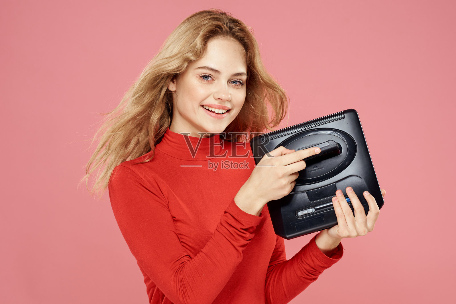 女人与电子游戏依恋生活方式娱乐生活方式粉红色背景照片摄影图片