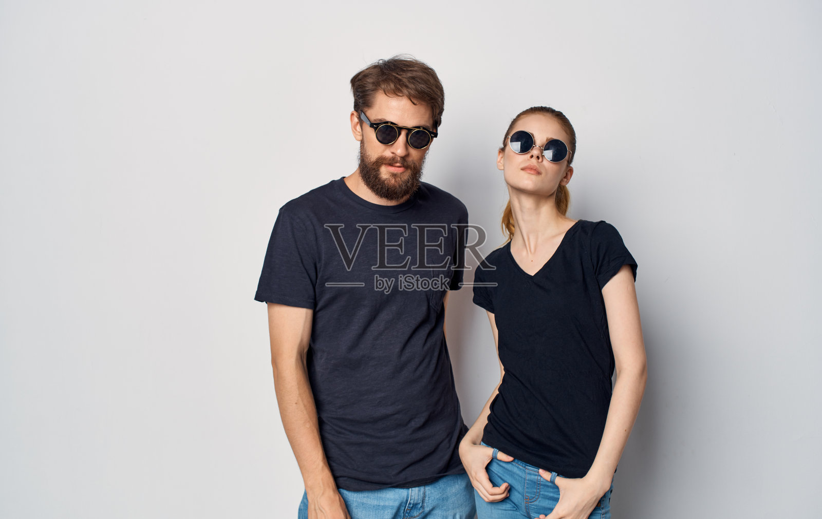 男人和女人穿着黑色t恤休闲服装工作室的家庭照片摄影图片