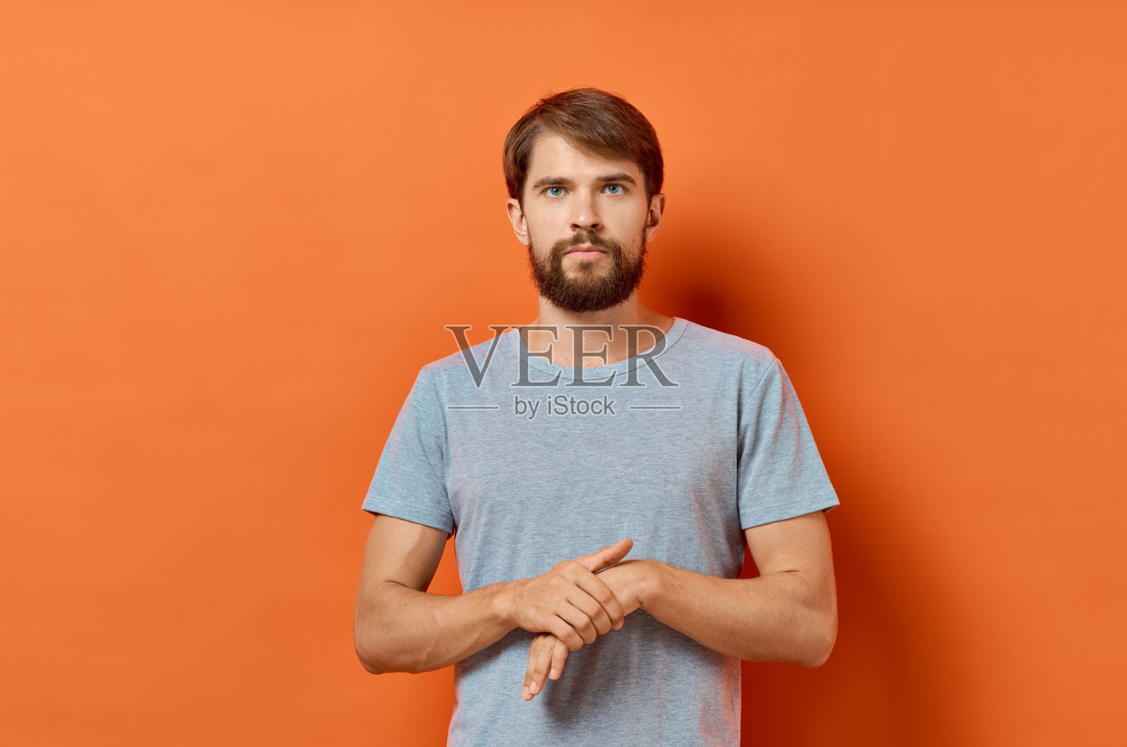 穿着灰色t恤的大胡子男子生活方式与世隔绝的工作室背景照片摄影图片