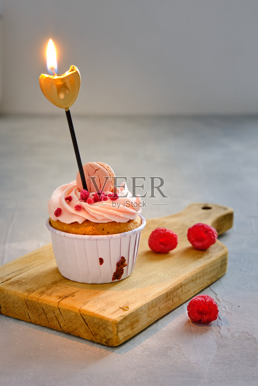 带蜡烛的生日蛋糕照片摄影图片