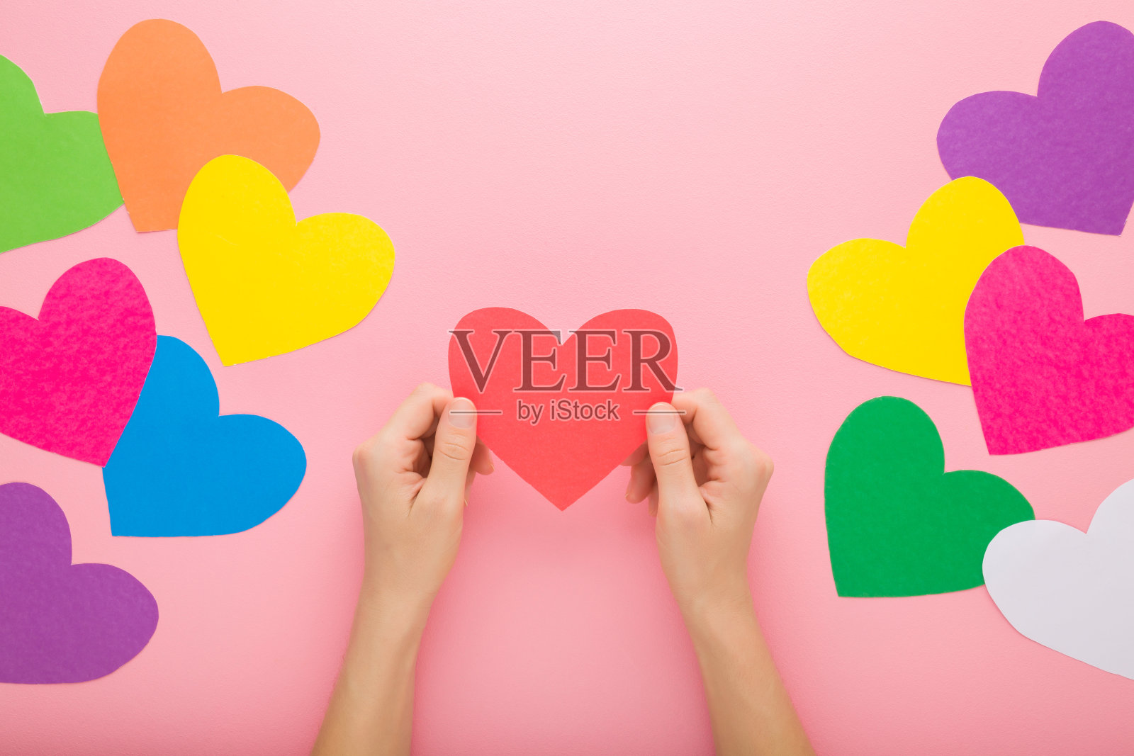 年轻女子手捧红色纸质爱心照片摄影图片