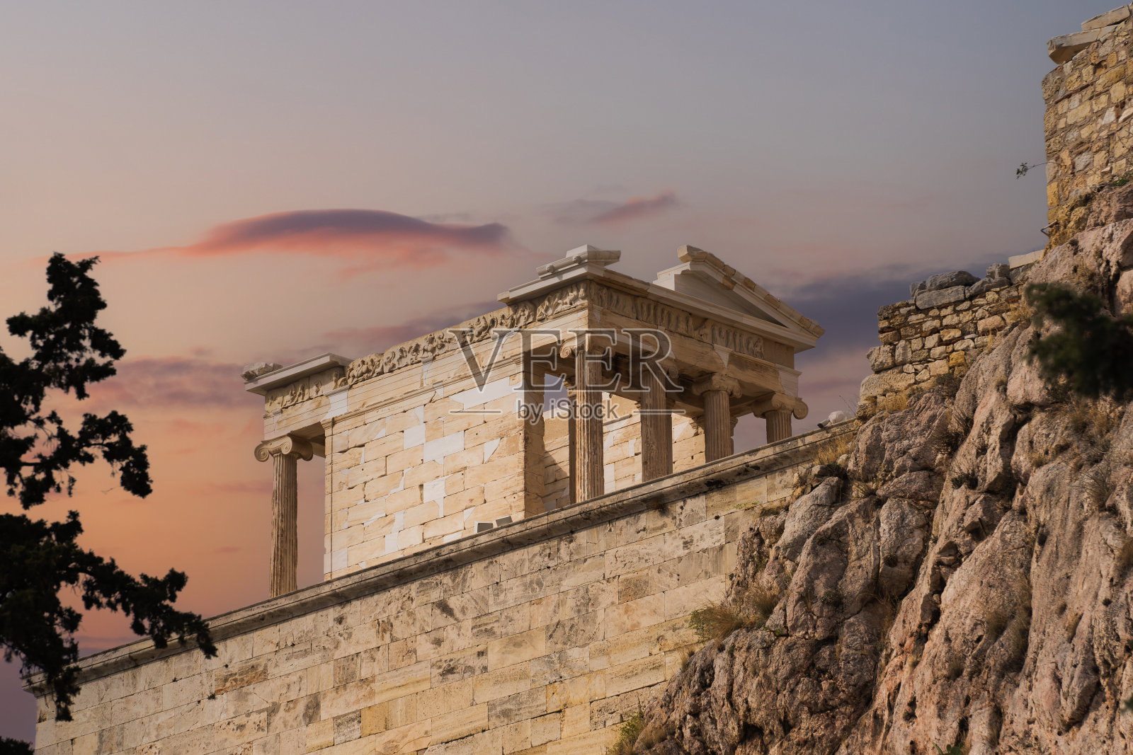 古希腊建筑,雅典卫城中的阿芙罗狄蒂神庙。照片摄影图片