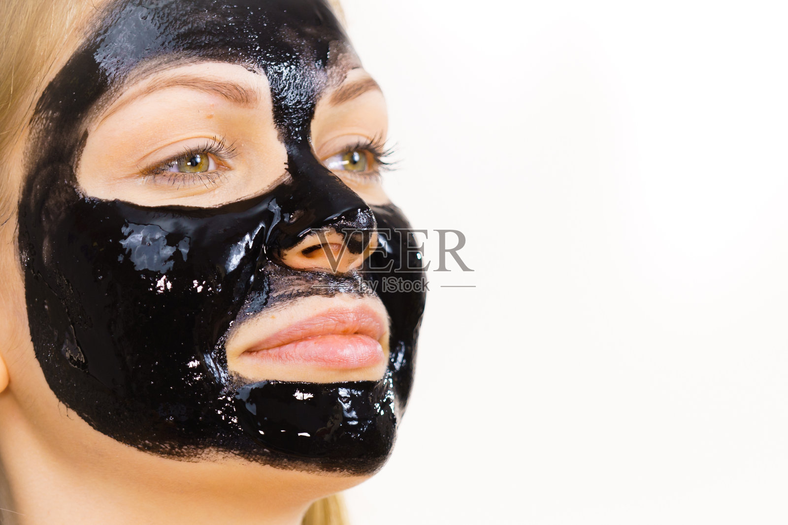 脸上带着黑色面膜的女人照片摄影图片