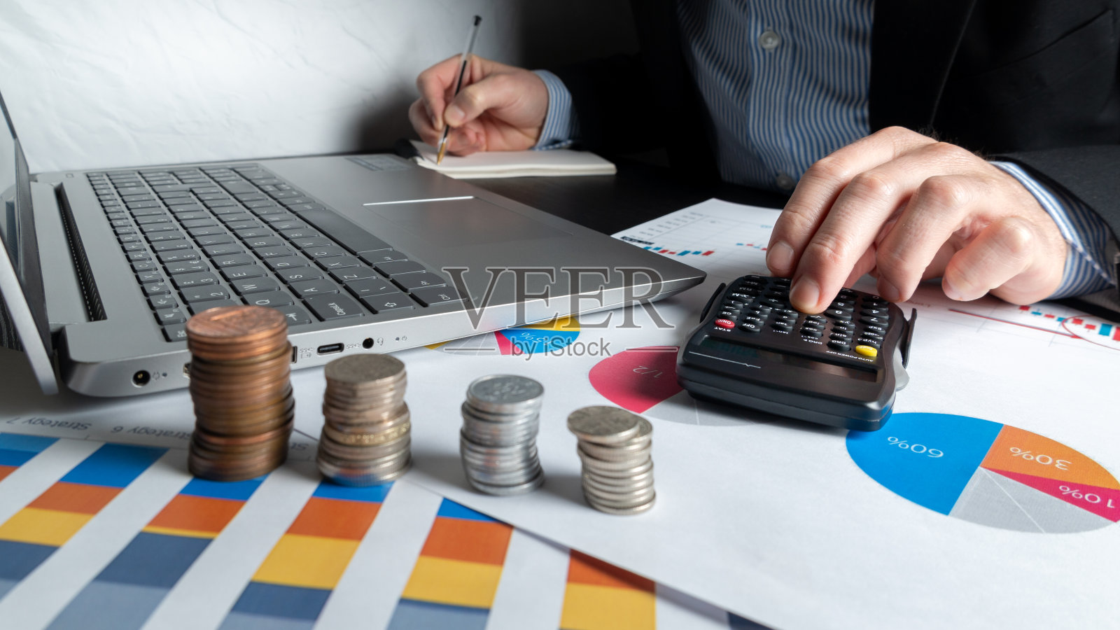 会计师从事财务和计算财务报告与业务图表增长图表。照片摄影图片