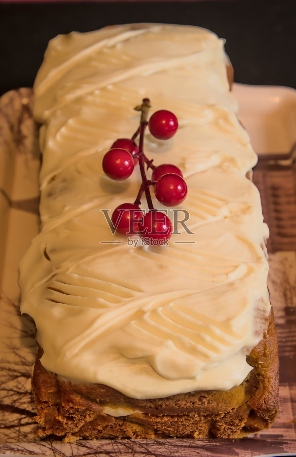 巧克力海绵蛋糕,夹心奶油和坚果,自制照片摄影图片