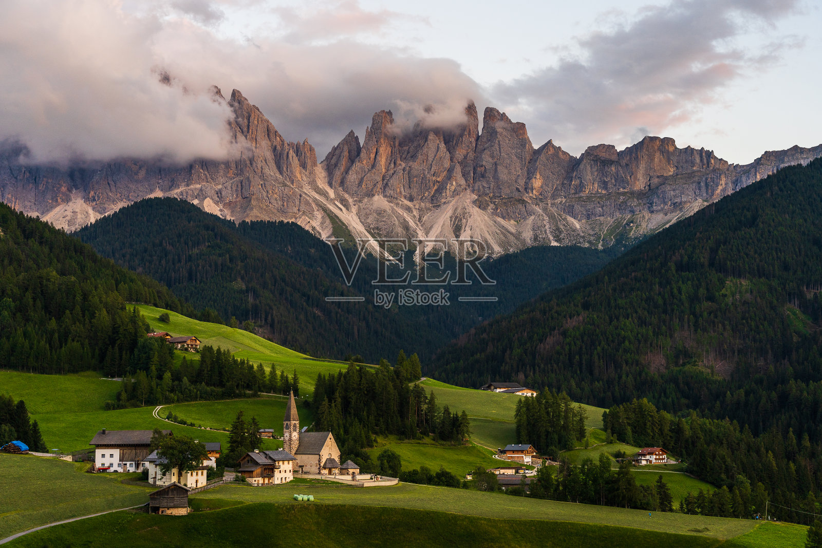 意大利多洛米蒂富内斯山谷的圣马格达莱纳教堂,上面耸立着奥德尔山脉照片摄影图片
