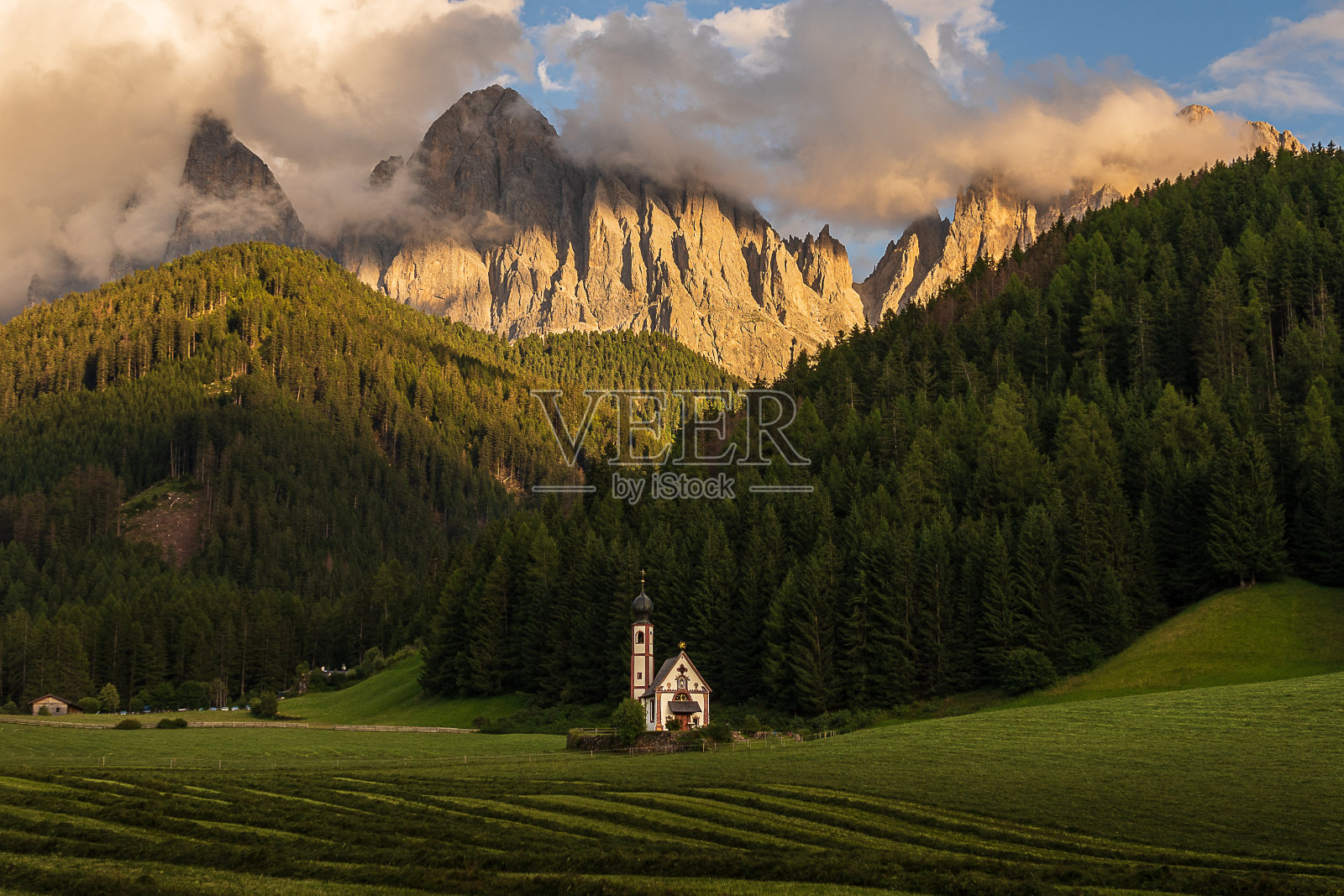 多洛米蒂的圣乔瓦尼教堂照片摄影图片
