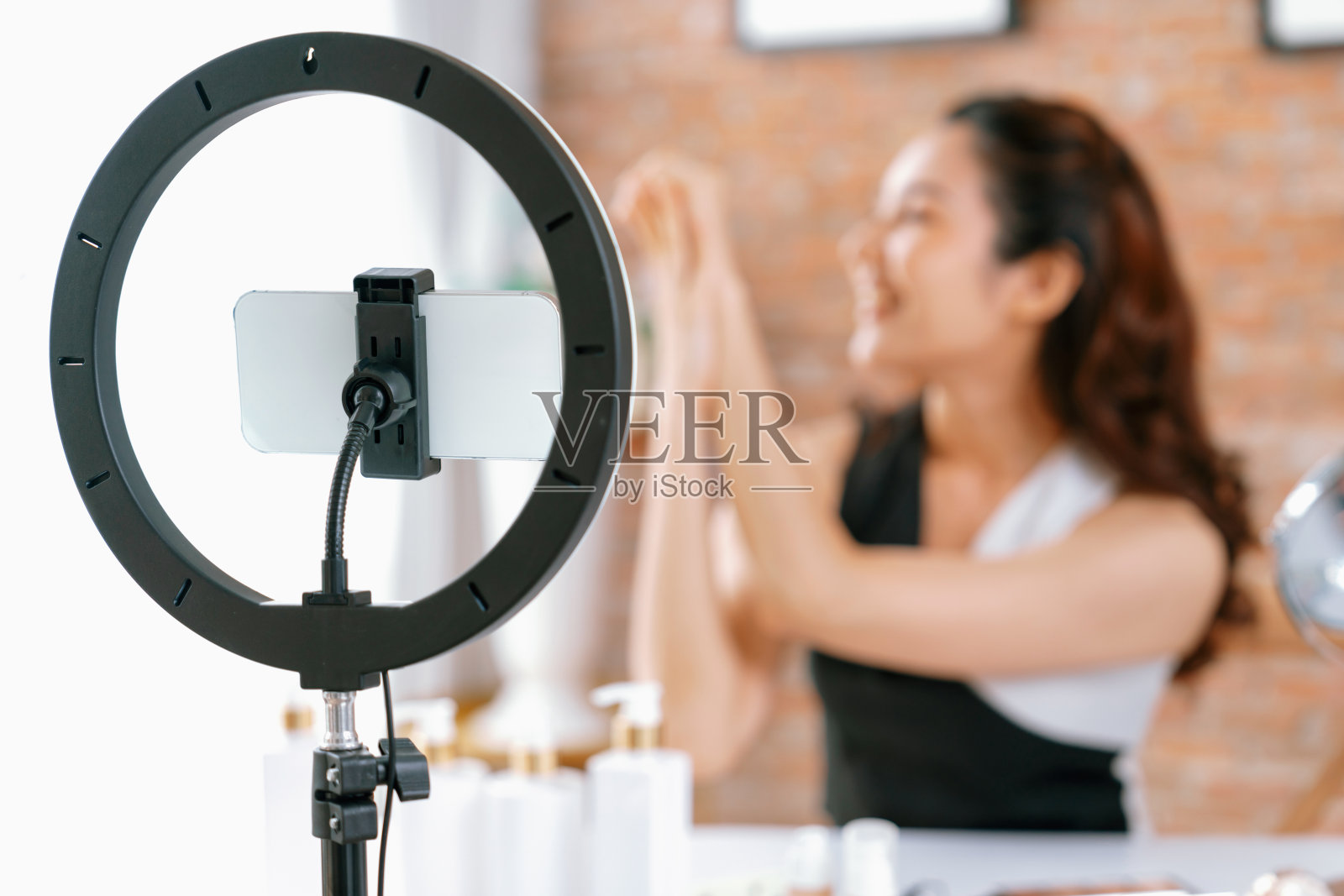 女性影响者拍摄直播视频博客视频评论化妆极致社交照片摄影图片