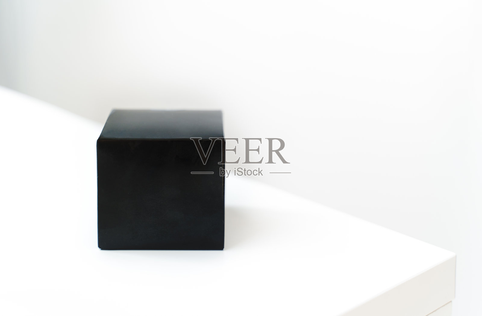 化妆品黑色纸板箱面霜在白色的背景。放文字的地方照片摄影图片