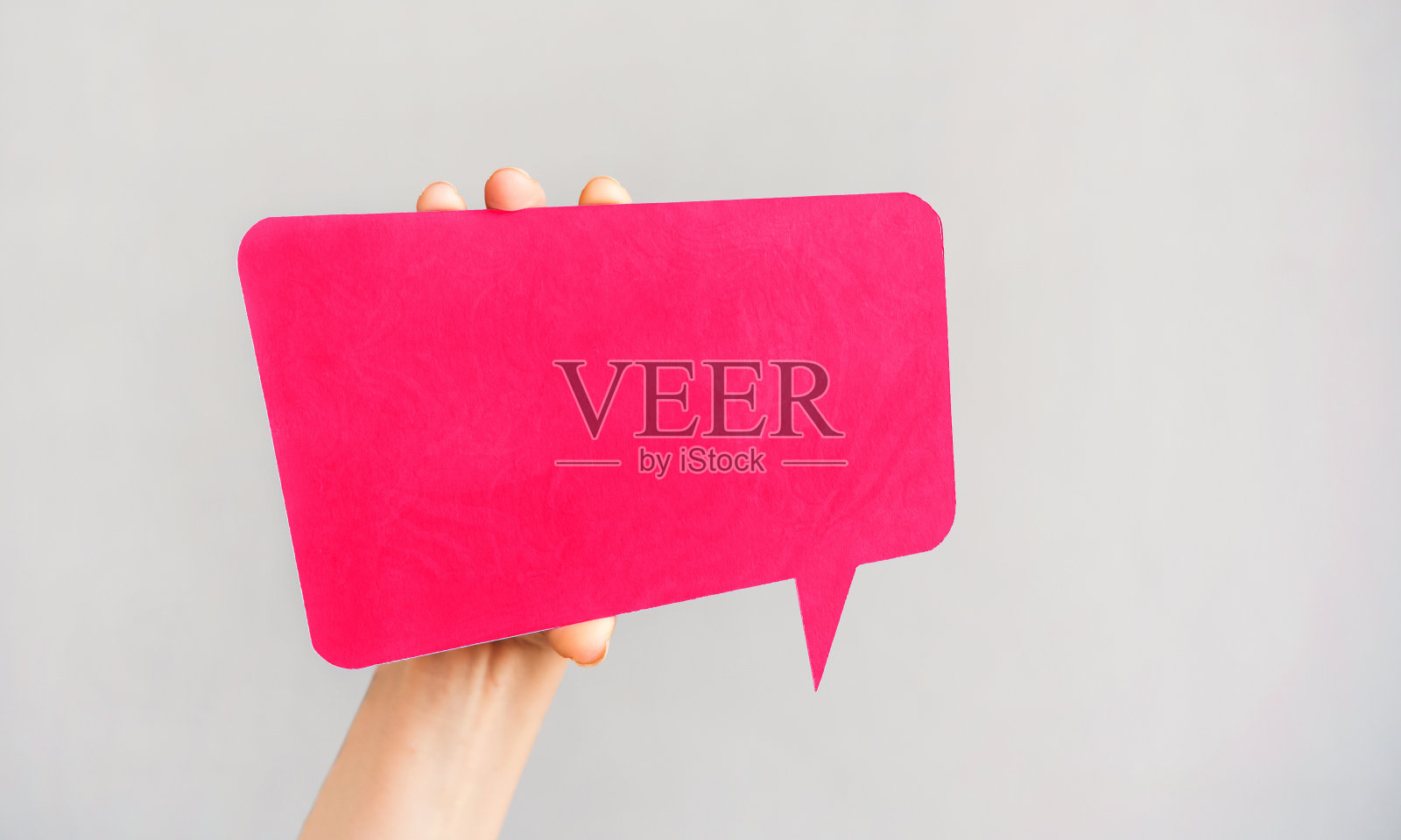 手握空白语音泡泡照片摄影图片