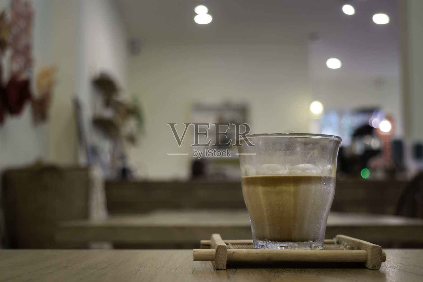 咖啡时间,桌上放着脏咖啡杯照片摄影图片