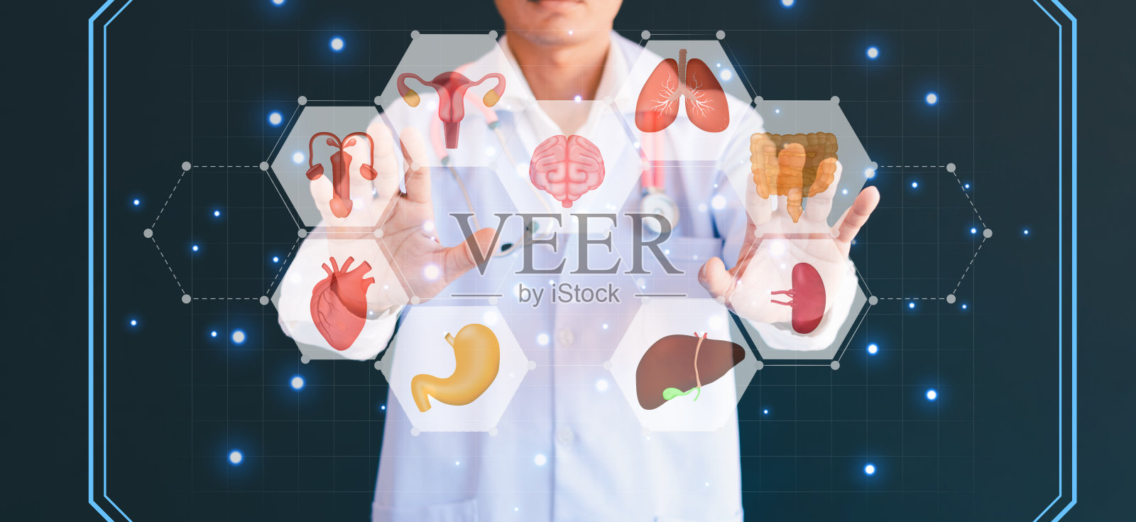 医务人员利用现代医疗技术,在虚拟现实屏幕上显示体检图标照片摄影图片