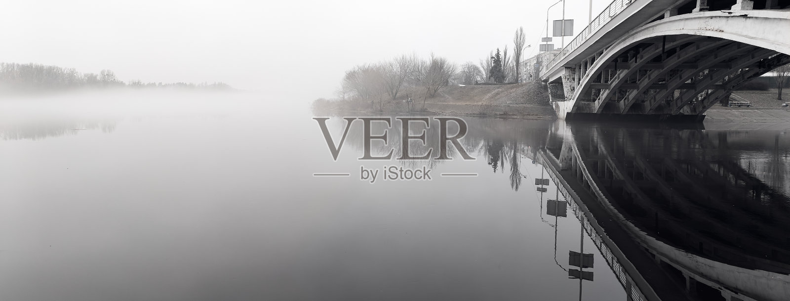 雾中的桥。河流景观。路灯。潮湿的天气。保持冷静。照片摄影图片