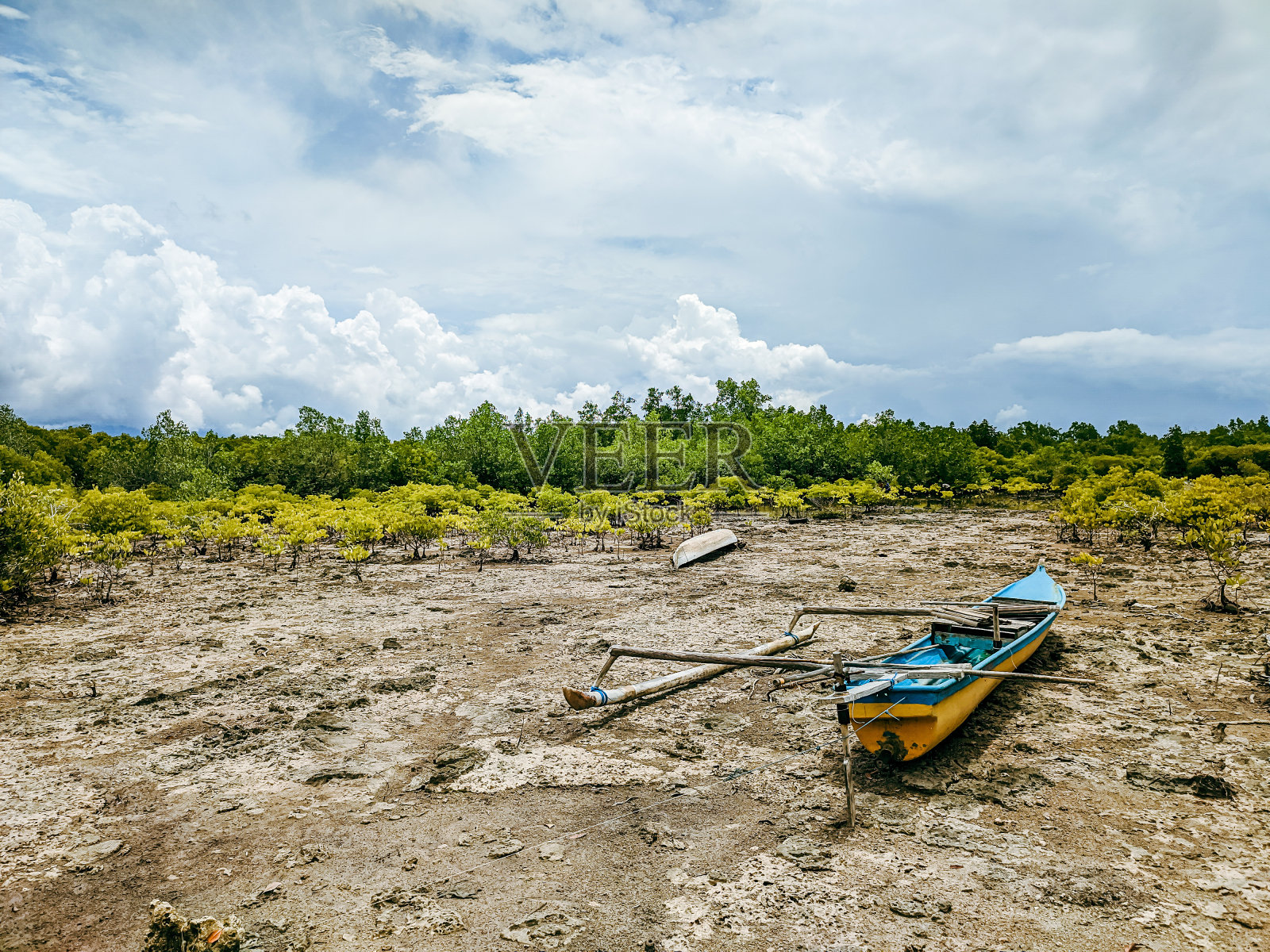 海滩上的独木舟,渔民捕鱼用的独木舟照片摄影图片