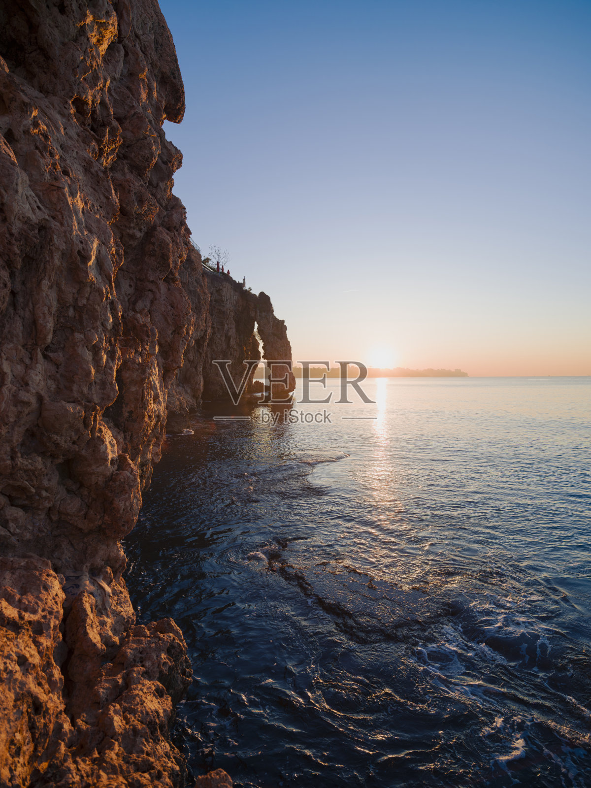 从土耳其安塔利亚的悬崖上俯瞰地中海照片摄影图片