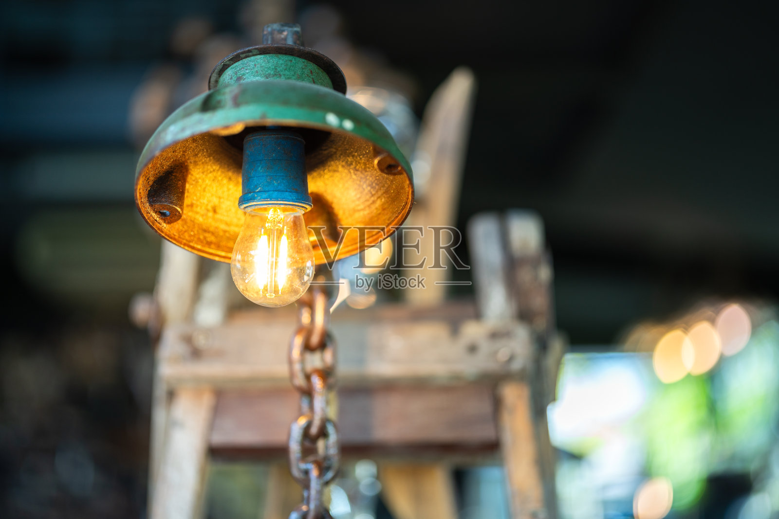 经典风格的金属照明灯。照片摄影图片