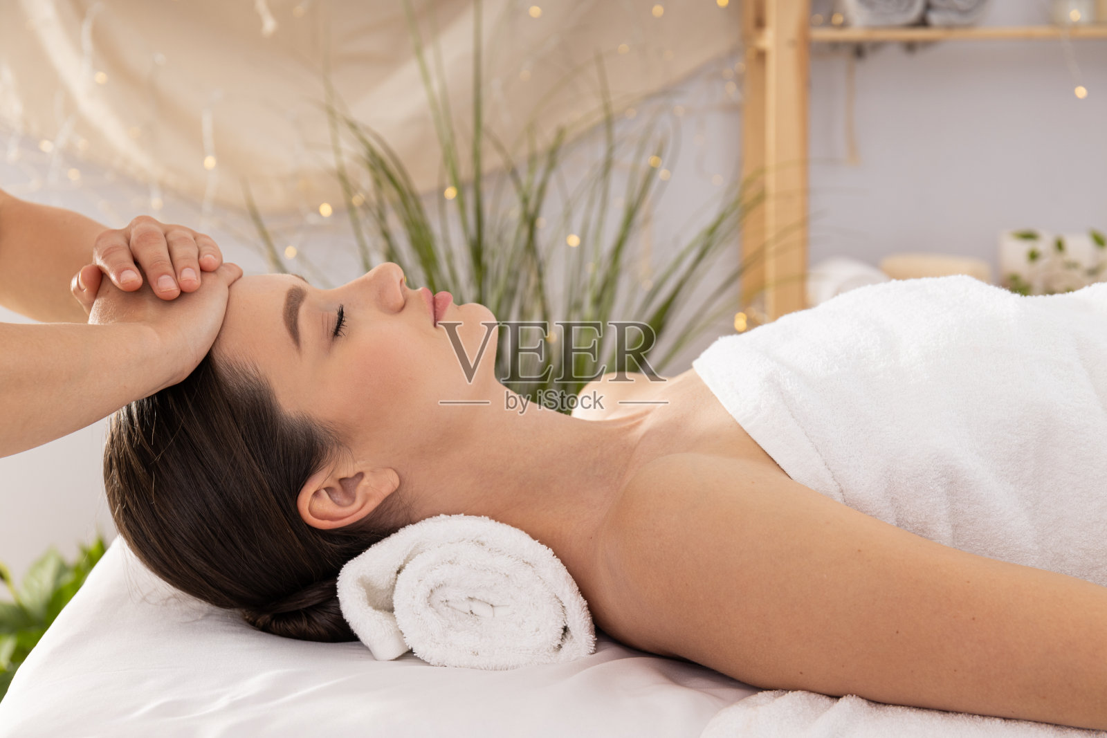 水疗的概念,放松和自我护理与美丽的年轻女子照片摄影图片