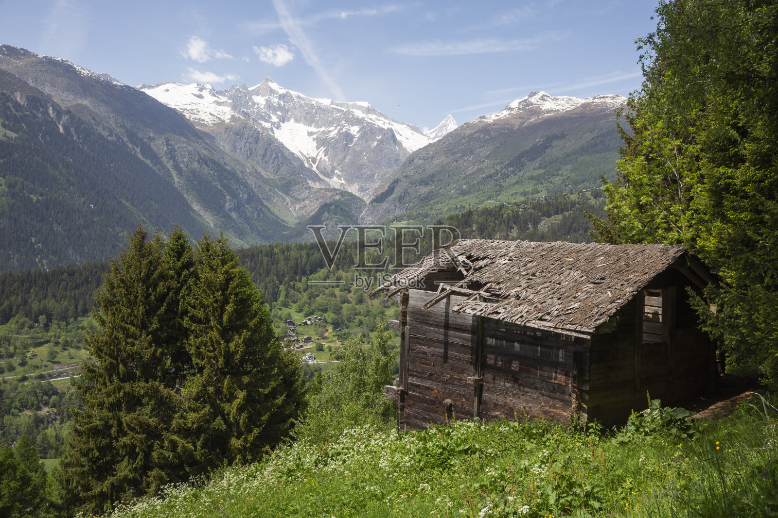 旧木棚,木瓦屋顶上有个洞,可以俯瞰山谷照片摄影图片