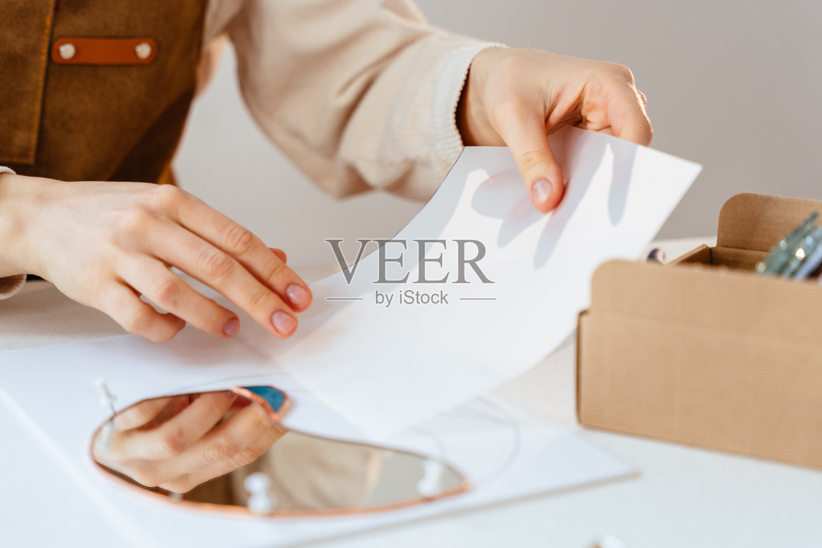 彩色玻璃工作流程中的不同步骤。照片摄影图片