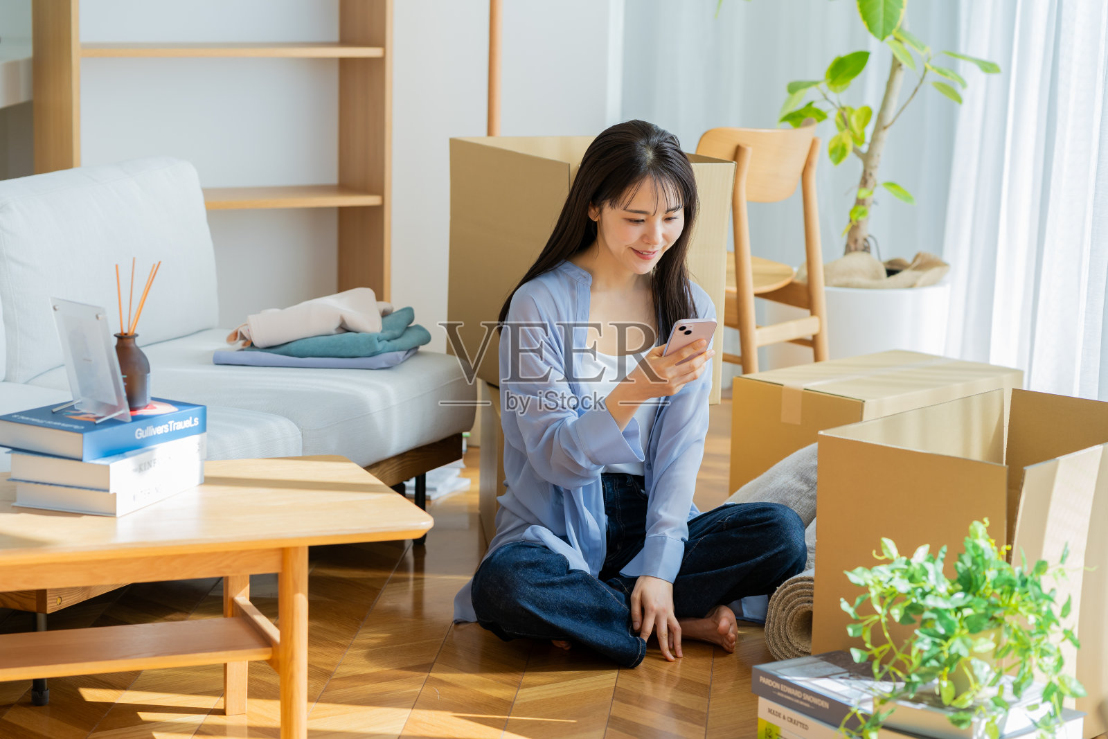年轻女子在收拾行李照片摄影图片