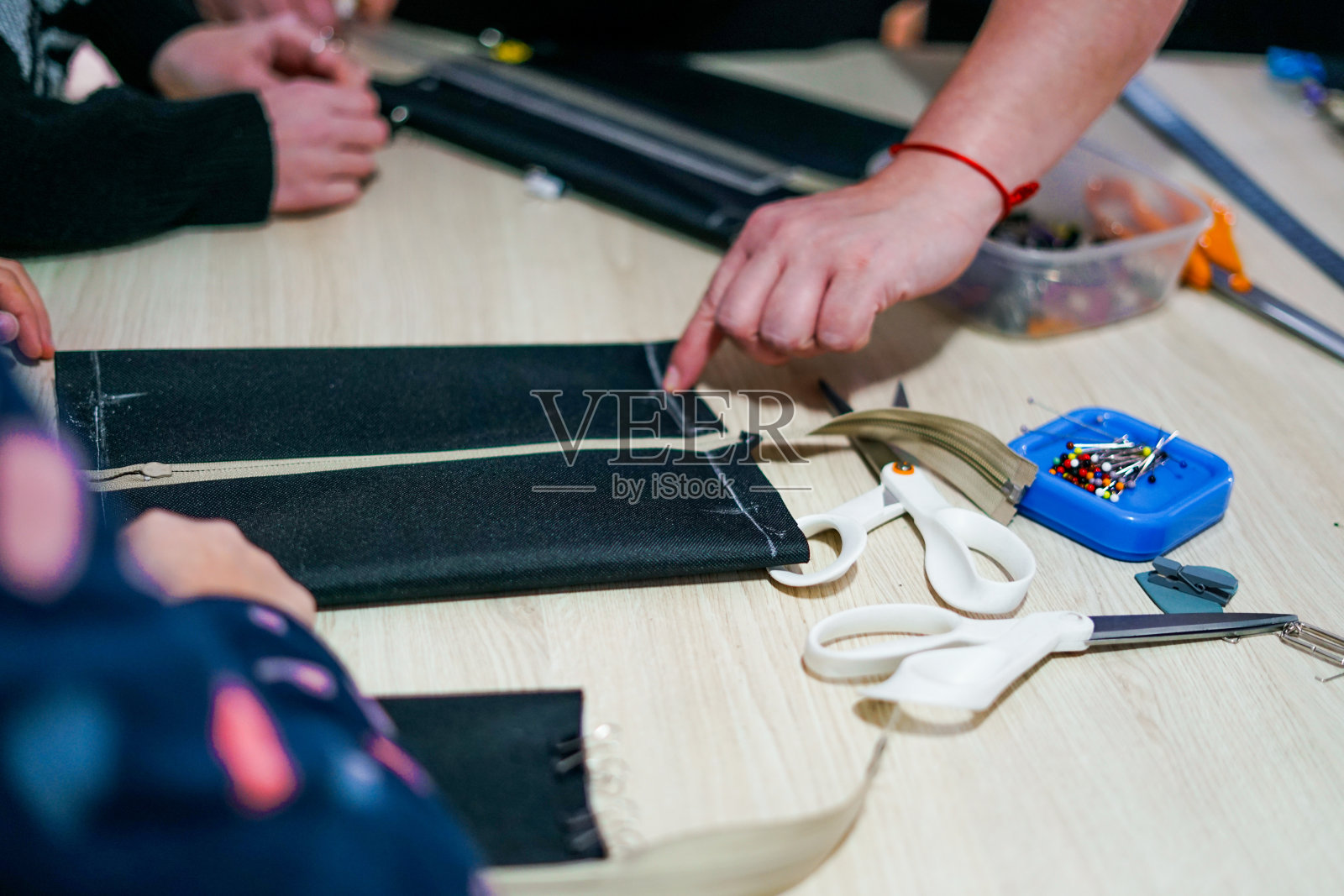 在裁缝店工作。照片摄影图片