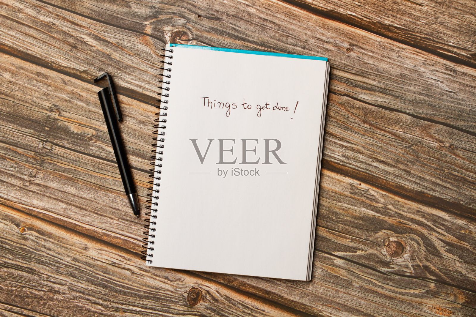 要做的事情写在木制背景上的螺旋笔记本的一页上照片摄影图片