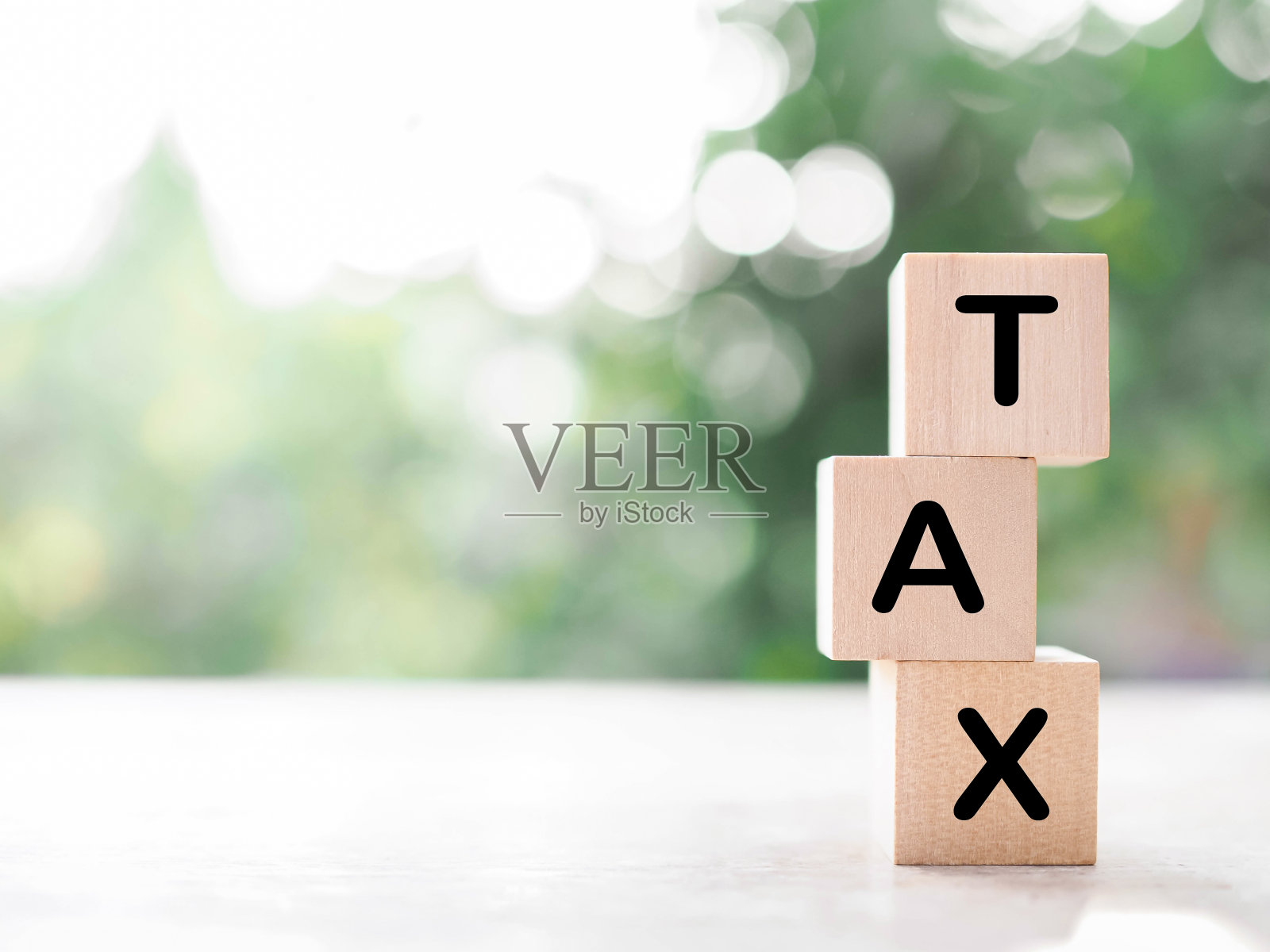 带有“TAX”字样的木块。准备纳税的概念。照片摄影图片