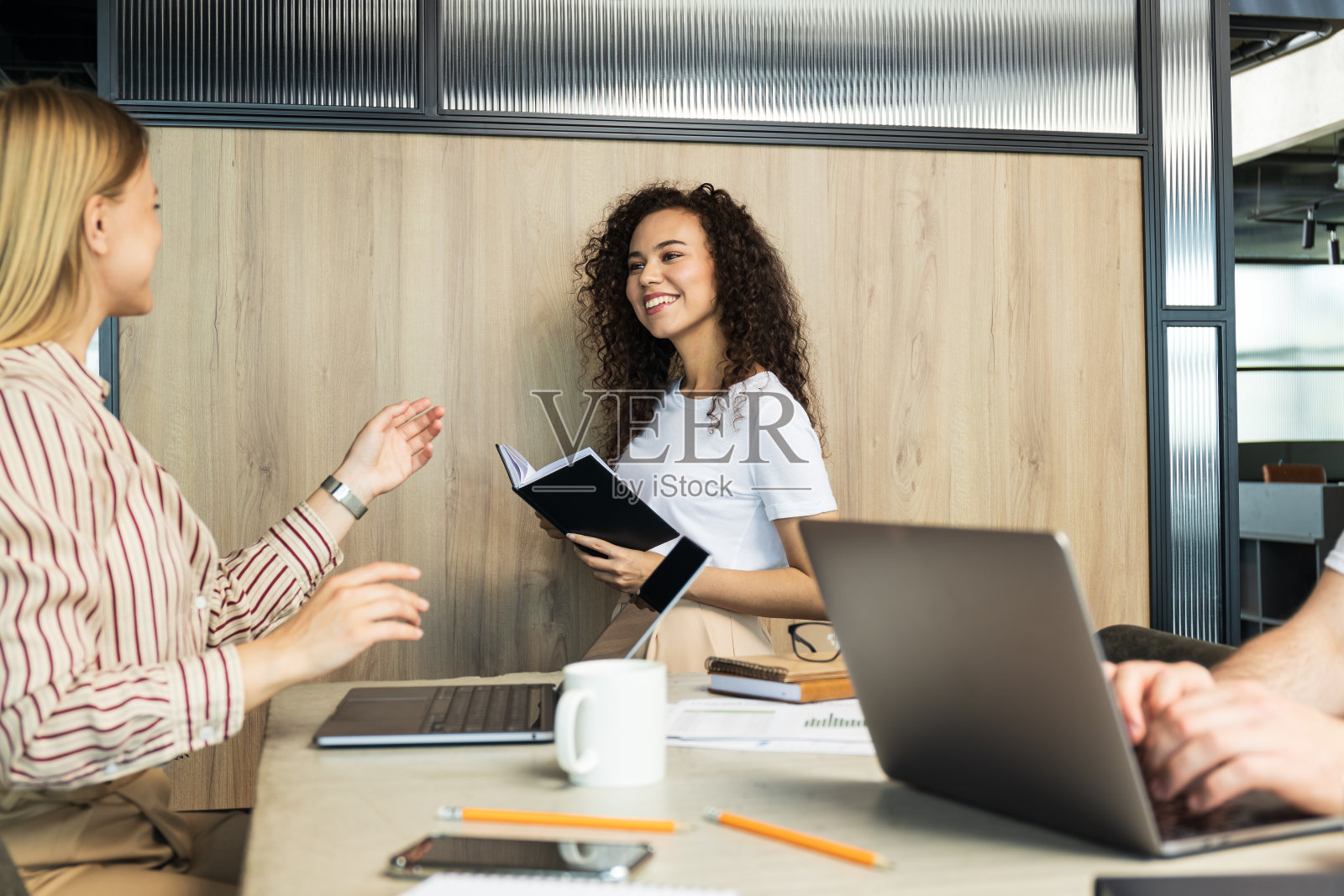 年轻人在办公室工作,共同工作和办公室的概念照片摄影图片