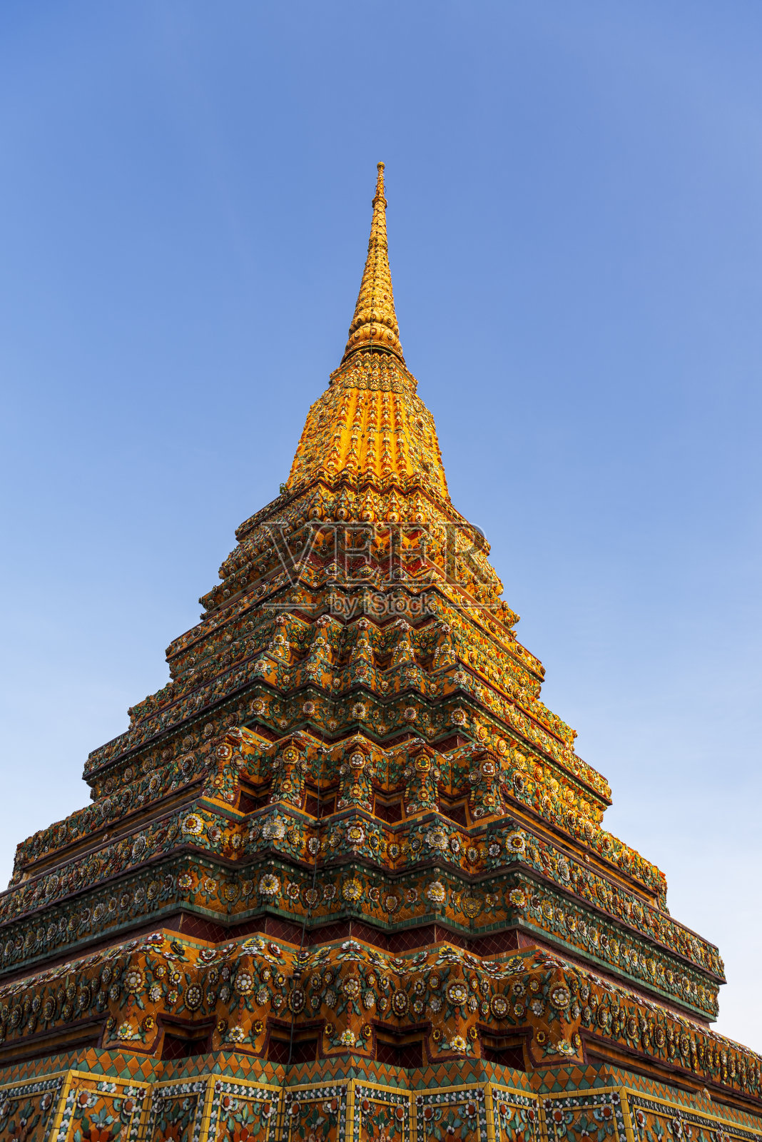 曼谷日落时的卧佛寺结构(佛塔)照片摄影图片