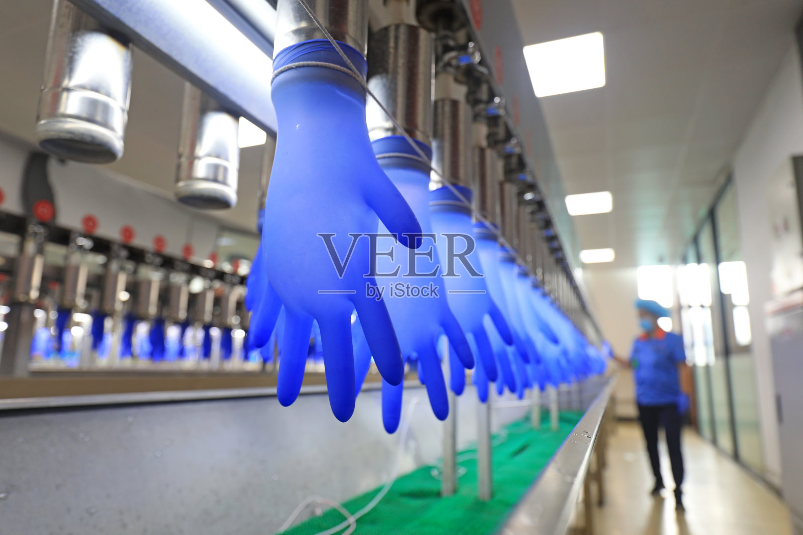 中国,工人在生产线上抽查丁腈手套的产品质量照片摄影图片