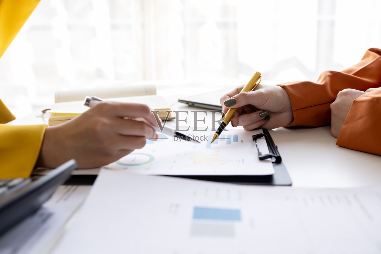 商务女性在办公室工作,用计算器计算公司概念中的税务、财务会计、研究或财务战略等数字照片摄影图片