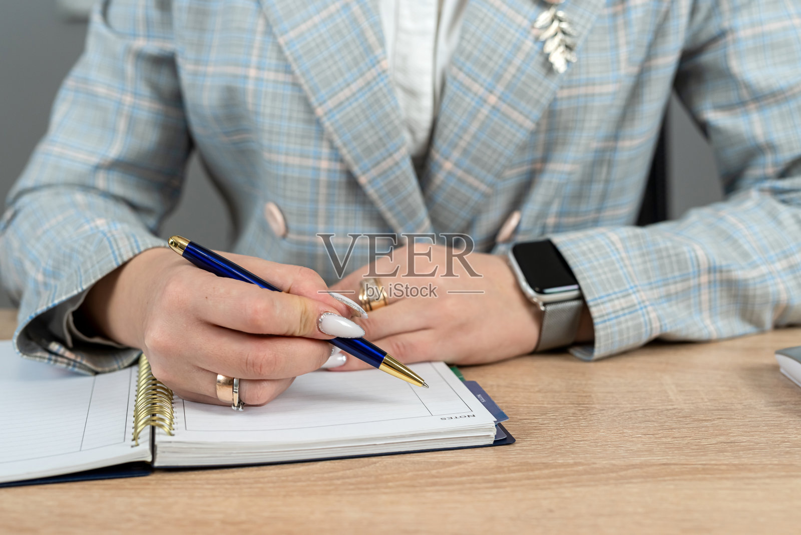 特写女性用笔记本电脑在记事本上做笔记,在办公室工作或在家自由职业照片摄影图片