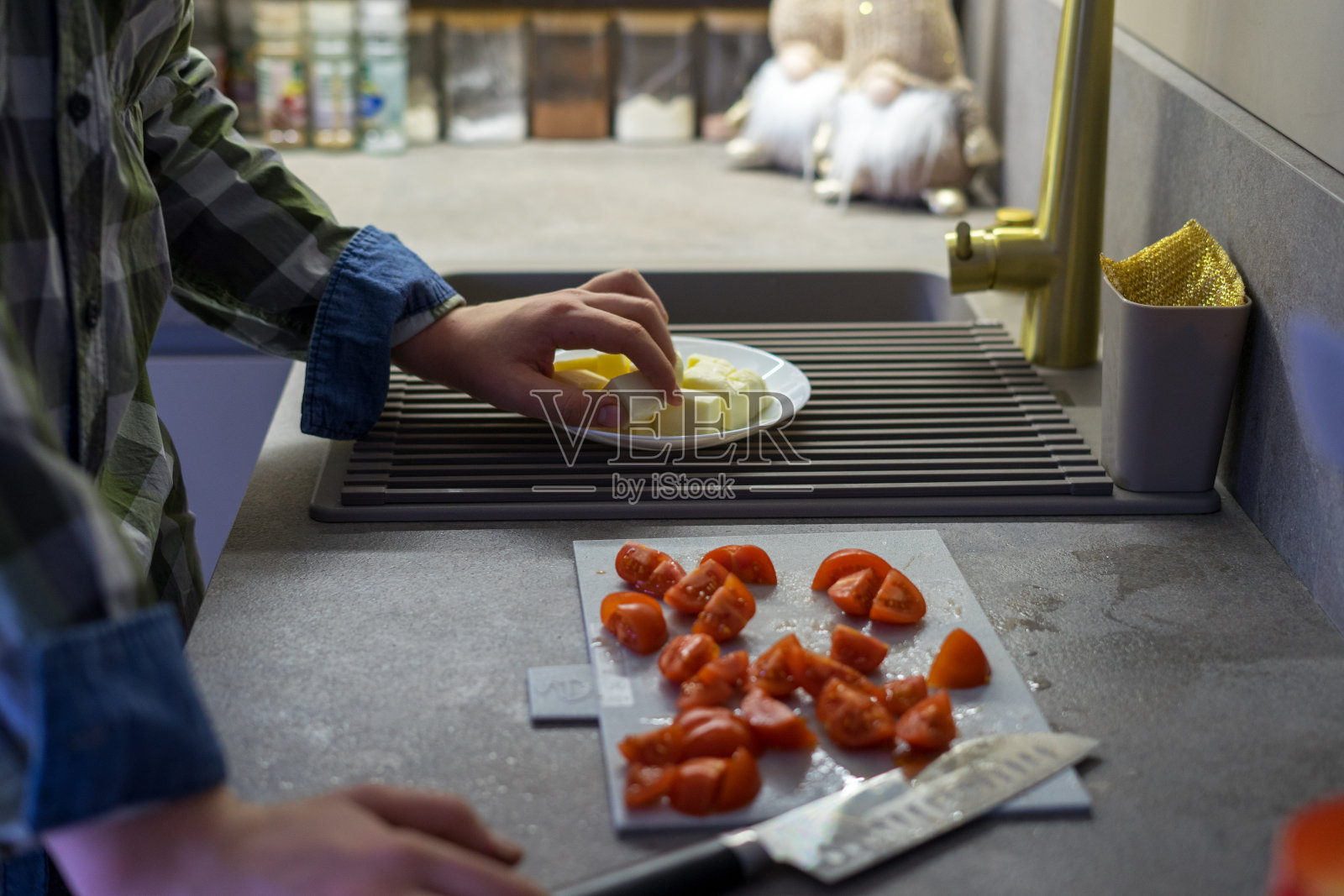 在厨房切西红柿的人照片摄影图片