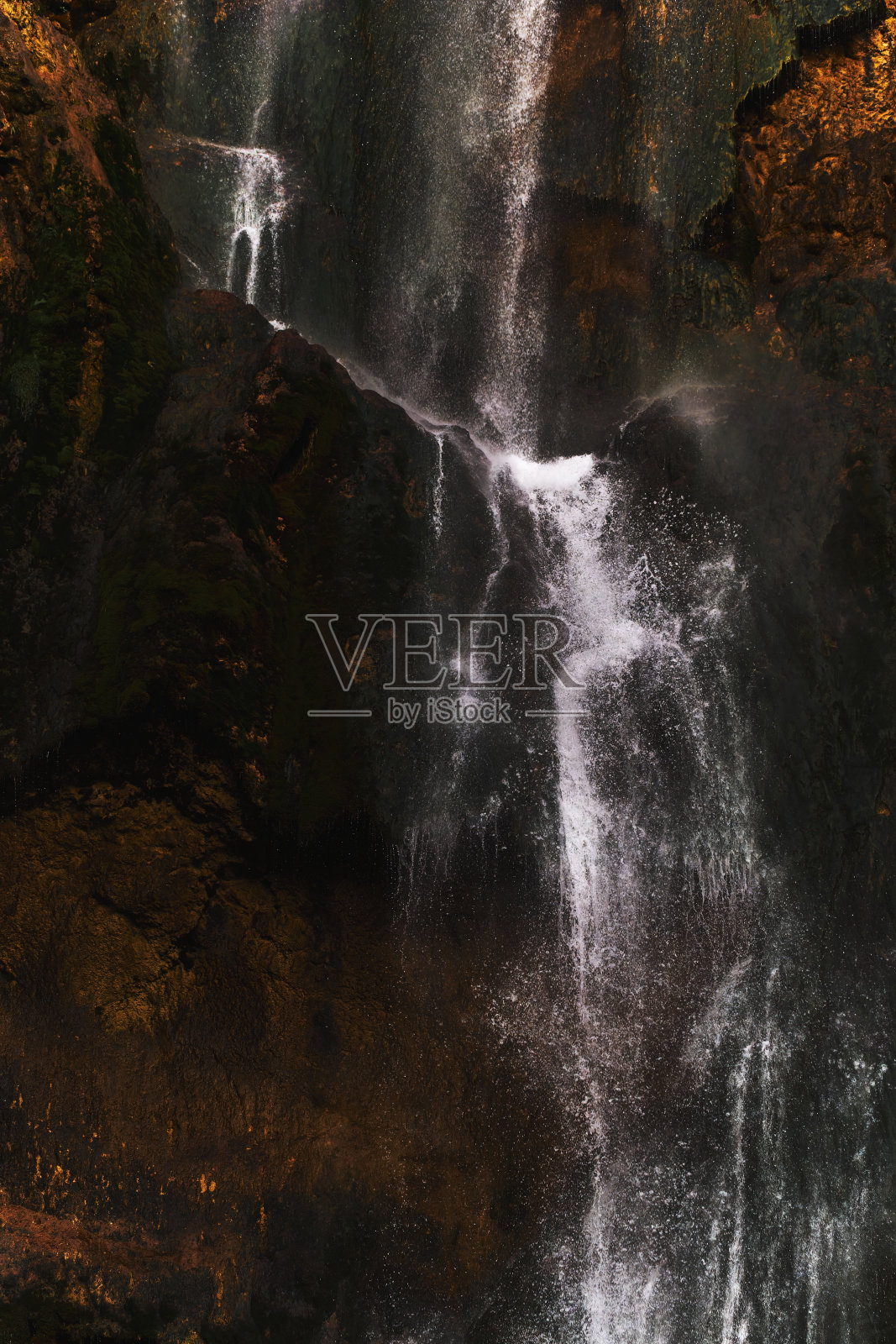 大瀑布从悬崖上倾泻而下照片摄影图片