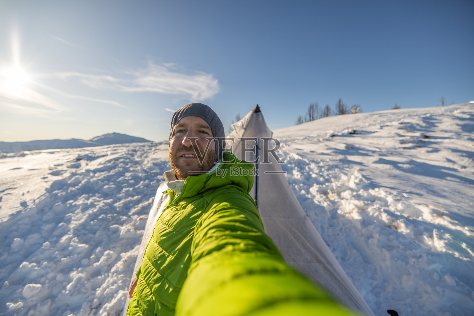 一名男子在雪地里野外露营,早上在帐篷里自拍照片摄影图片
