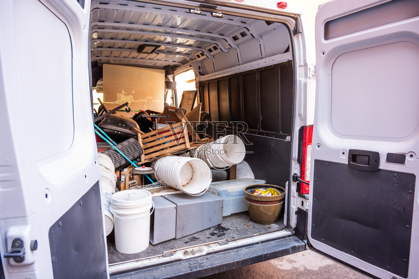 货车后面装满了东西照片摄影图片