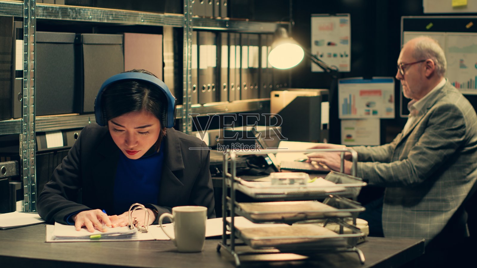 私家侦探从证人口供中提取重要信息,照片摄影图片