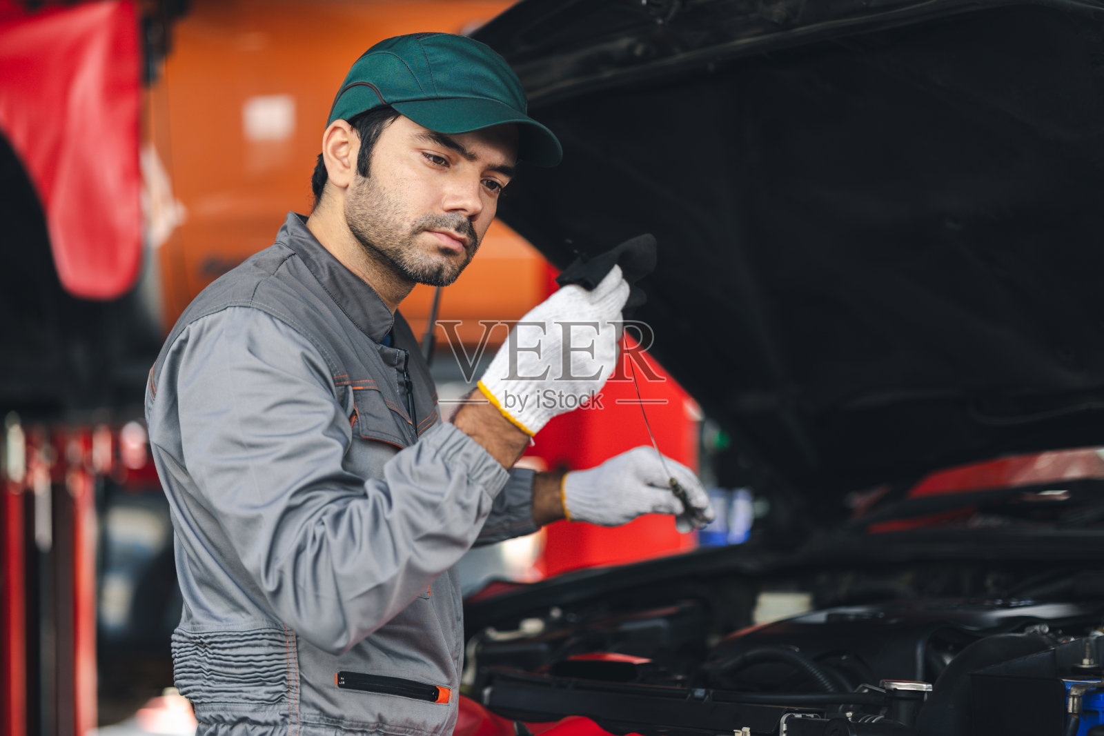 专业的汽车维修人员检查汽车损坏部件的状况。在汽车修理厂诊断和修理汽车,汽车保养检查和维修和服务保险的概念。照片摄影图片