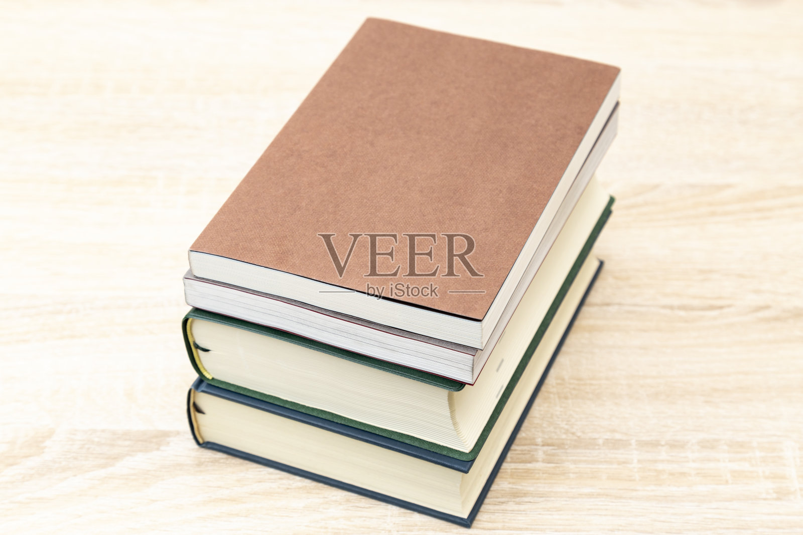 书堆在桌子上。照片摄影图片