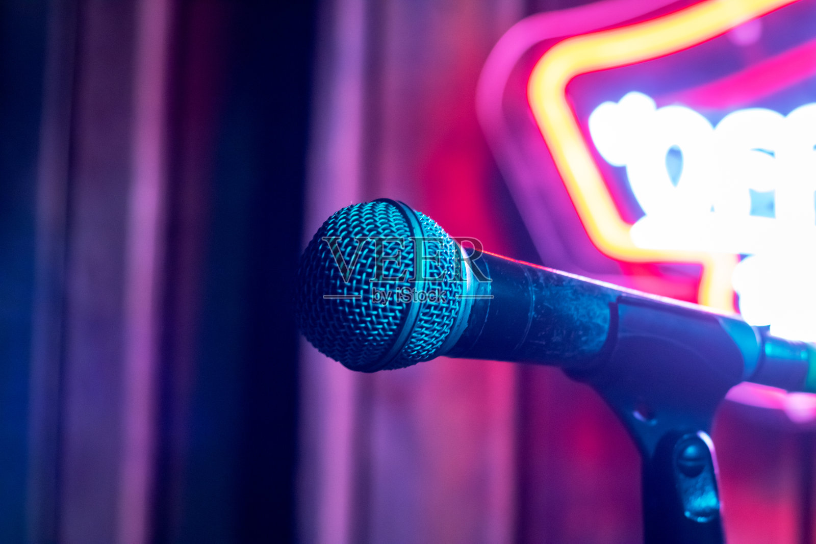 麦克风在霓虹灯的背景下照片摄影图片