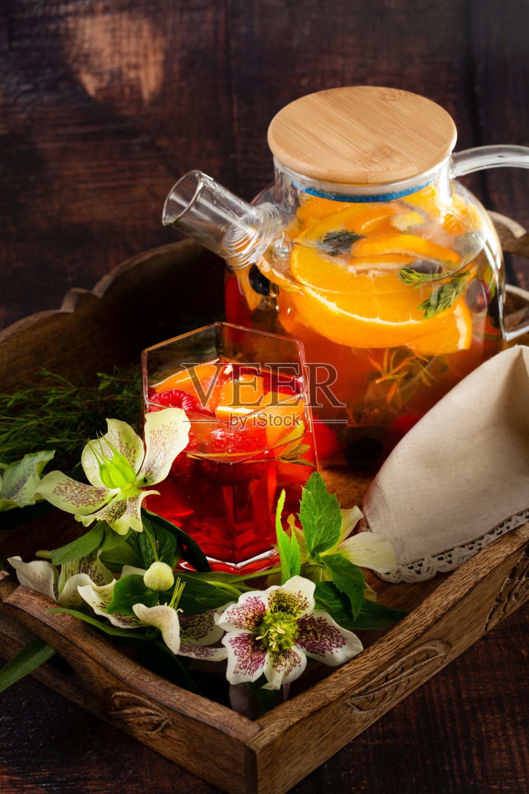 用玻璃茶杯盛有浆果的水果红茶照片摄影图片