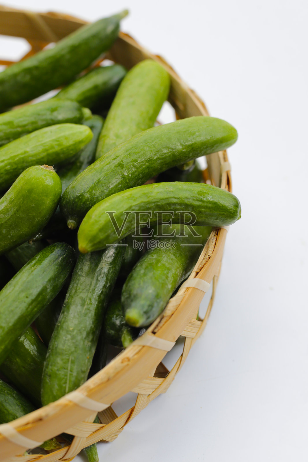 白色背景的迷你黄瓜。照片摄影图片